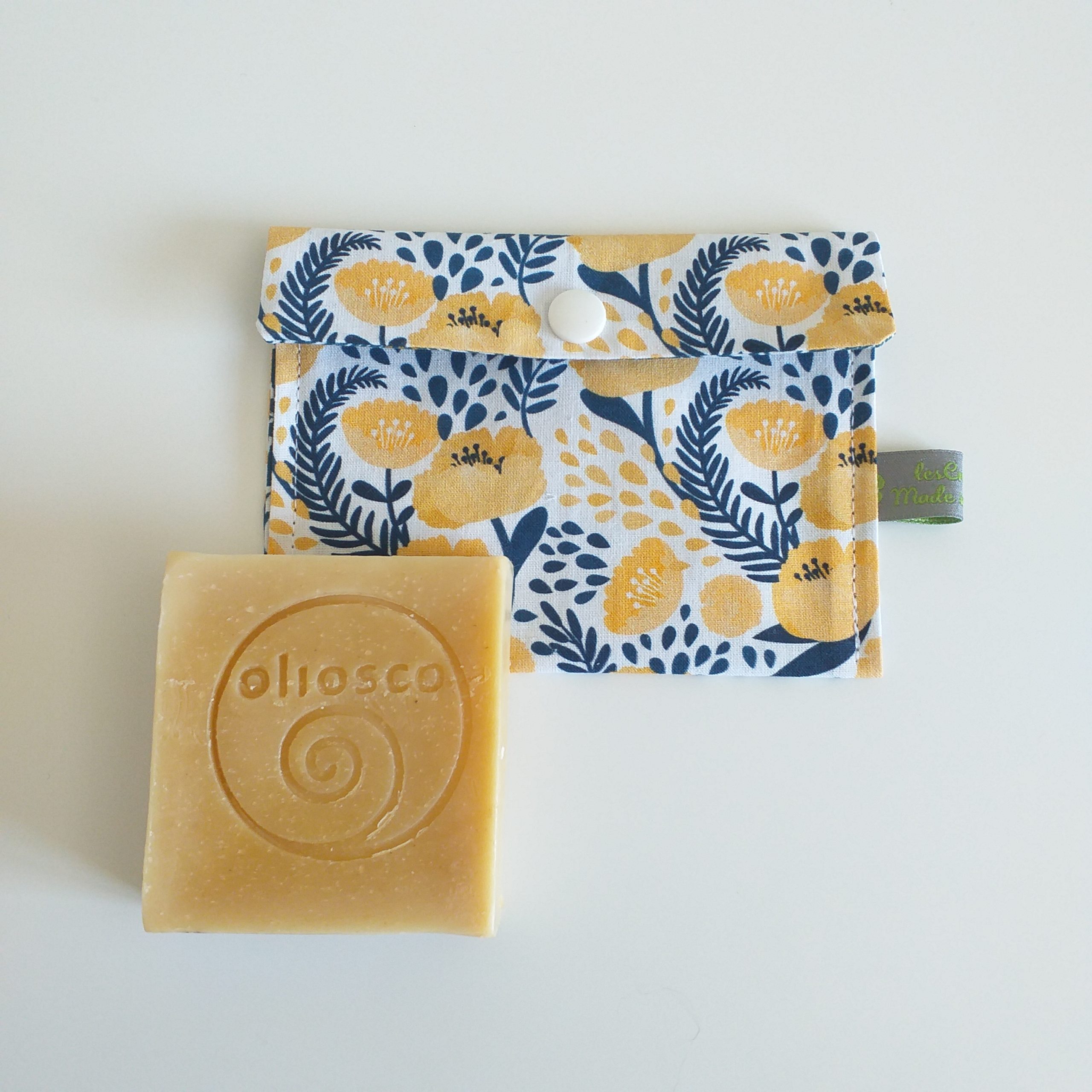 pochette etanche savon fleurs bleu jaune 1