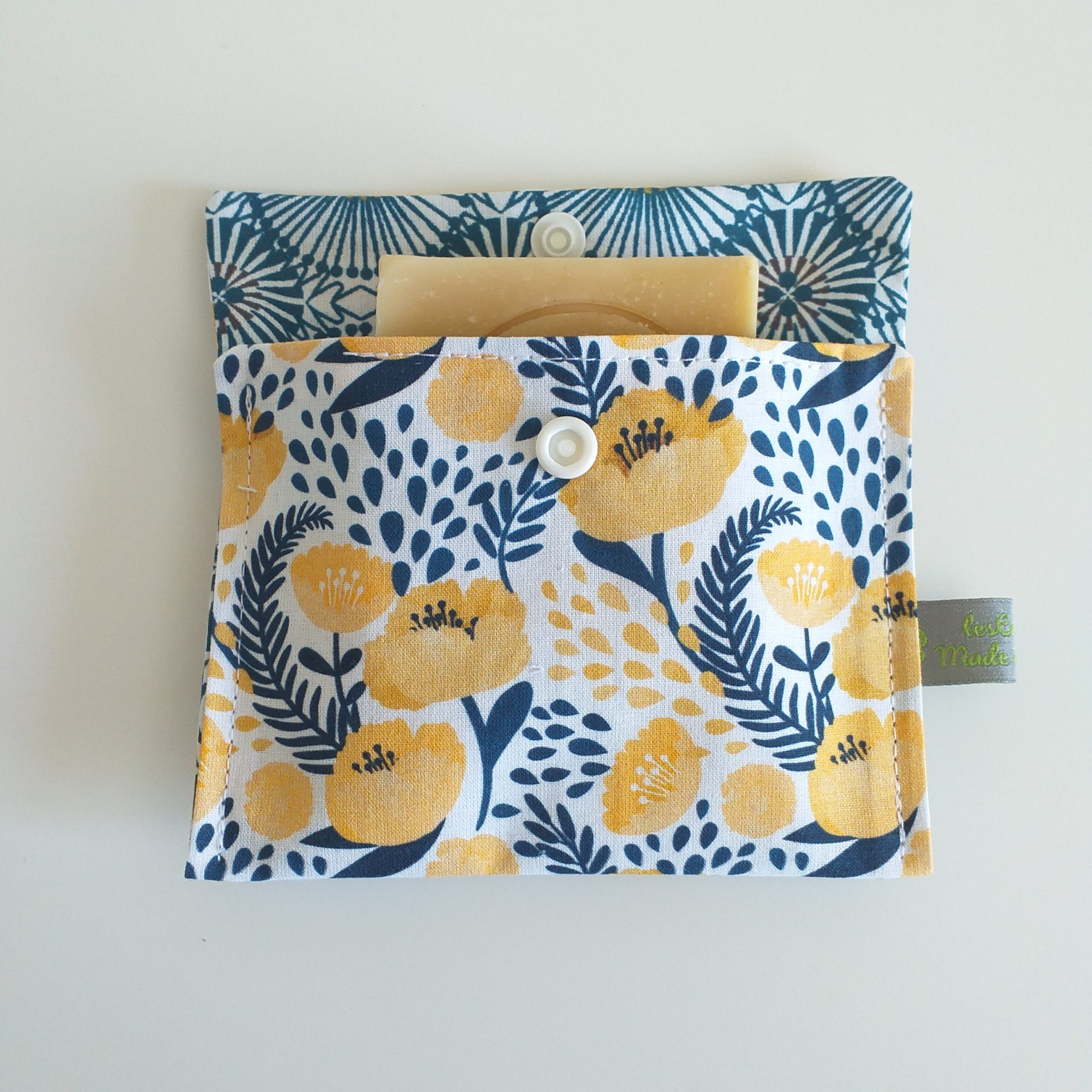 pochette etanche savon fleurs bleu jaune 2